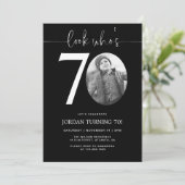 Kijk eens wie 70 is | Zwarte 70e verjaardag Uitnod Kaart (Staand voorkant)