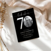 Kijk eens wie 70 is | Zwarte 70e verjaardag Uitnod Kaart