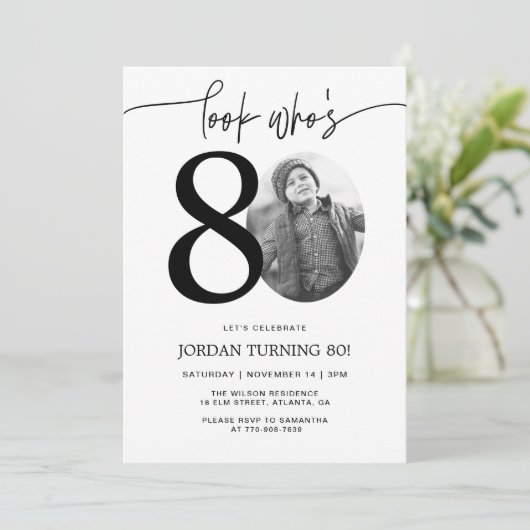 Kijk eens wie 80 is | Foto 80e verjaardag Uitnodig Kaart (Staand voorkant)