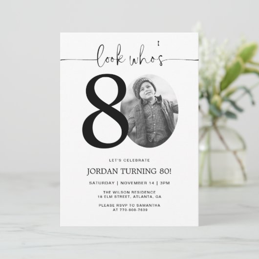 Kijk eens wie 80 is | Foto 80e verjaardag Uitnodig Kaart (Staand voorkant)