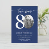 Kijk eens wie 80 is | Navy 80th Birthday Uitnodige Kaart (Staand voorkant)
