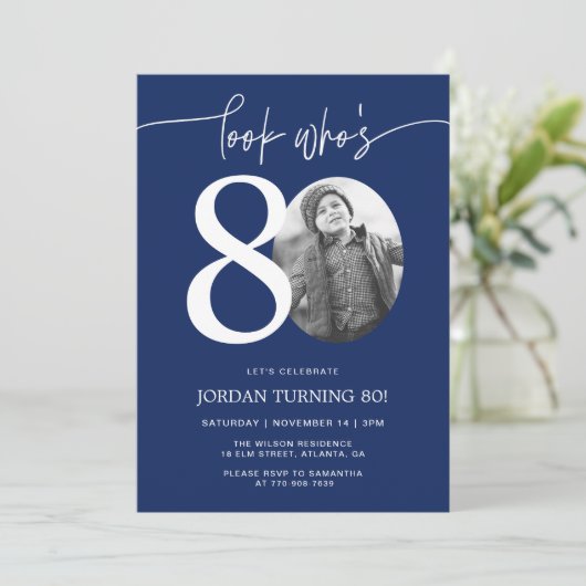 Kijk eens wie 80 is | Navy 80th Birthday Uitnodige Kaart (Staand voorkant)