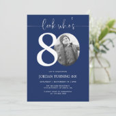 Kijk eens wie 80 is | Navy 80th Birthday Uitnodige Kaart (Staand voorkant)
