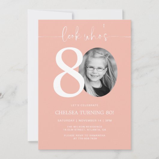 Kijk eens wie 80 is | Roze 80e verjaardag Uitnodig Kaart (Voorkant)