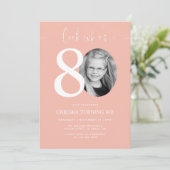 Kijk eens wie 80 is | Roze 80e verjaardag Uitnodig Kaart (Staand voorkant)