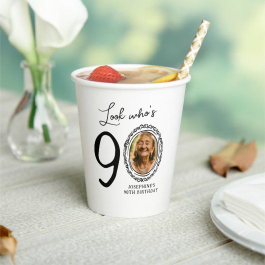 Kijk eens wie 90 is! Foto 90e verjaardag Papieren Bekers (Insitu)