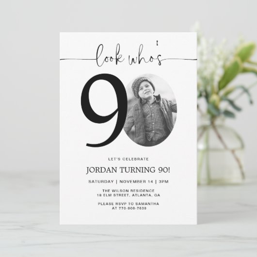 Kijk eens wie 90 is | Foto 90e verjaardag Uitnodig Kaart (Staand voorkant)