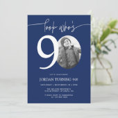 Kijk eens wie 90 is | Navy 90ste verjaardag Uitnod Kaart (Staand voorkant)
