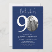Kijk eens wie 90 is | Navy 90ste verjaardag Uitnod Kaart (Voorkant)