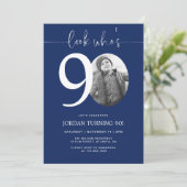 Kijk eens wie 90 is | Navy 90ste verjaardag Uitnod Kaart (Staand voorkant)