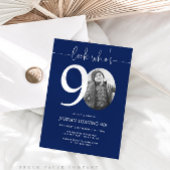 Kijk eens wie 90 is | Navy 90ste verjaardag Uitnod Kaart