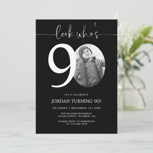 Kijk eens wie 90 is | Zwarte 90e verjaardag Kaart (Staand voorkant)