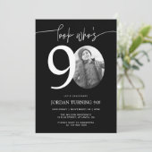 Kijk eens wie 90 is | Zwarte 90e verjaardag Kaart (Staand voorkant)