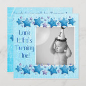 Kijk eens wie er 1 is, eerste uitnodiging van de v (Voorkant / Achterkant)