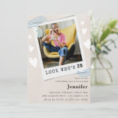 Kijk eens wie er 28e verjaardag uitnodigingen krij (Staand voorkant)