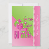 Kijk eens wie er 50 zijn in roze - 50ste verjaard kaart (Voorkant)