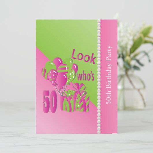 Kijk eens wie er 50 zijn in  roze - 50ste verjaard kaart (Staand voorkant)