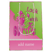 Kijk eens wie er 60 in roze is - 60ste verjaardag medium cadeauzakje (Achterkant)