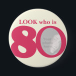 Kijk eens wie er 80 foto's leuk roze crème-knop/ba ronde button 7,6 cm<br><div class="desc">Viel een 70e verjaardag met deze leuke look, die 80 foto-badge/knoppen is. Pas deze leeftijdskaart aan met een foto van het verjaardagsmeisje. Geweldig idee om een verjaardagsfeestje plezier te geven. Kan worden gebruikt om baby foto's of andere leuke of beschamende foto's te shows over je verjaardagsmeisjes 80 jaar. Exclusief design...</div>