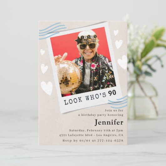 Kijk eens wie er 90ste verjaardag uitnodigingen kr (Staand voorkant)