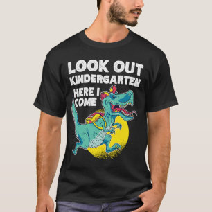 Kijk hier uit naar Kindergarten dinosaurus met rug T-shirt