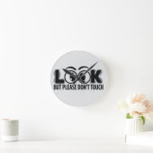 Kijk, maar raak niet aan ronde klok (Huis)
