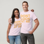 Kijk me niet aan t-shirt (Unisex)