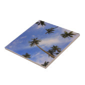 Kijk naar de blauwe hemel van mooie palmbomen tegeltje (Zijkant)