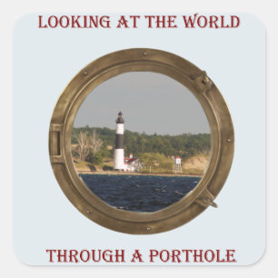 Kijk naar de wereld door een Porthole Vierkante Sticker