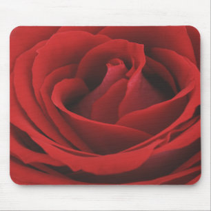 Kijk naar een Rich Red Rose Mousepad van Velvet Muismat