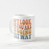 Kijk niet achterom, je gaat niet die kant op Mok (Voorkant links)