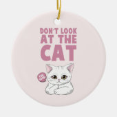Kijk niet naar de kat - grappige witte kat keramisch ornament (Voorkant)