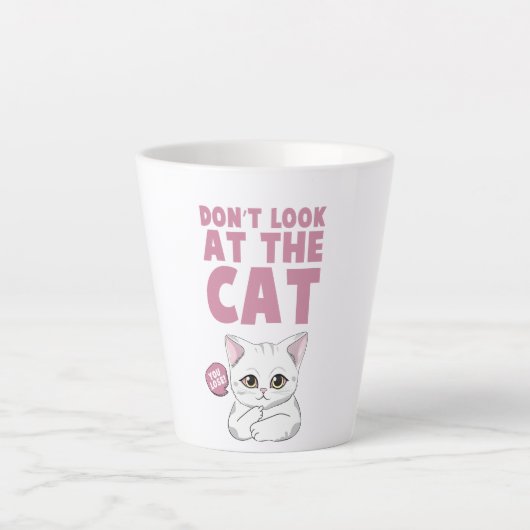 Kijk niet naar de kat - grappige witte kat latte mok (Voorkant)