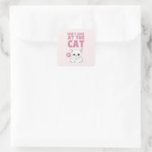 Kijk niet naar de kat - grappige witte kat vierkante sticker (Tas)