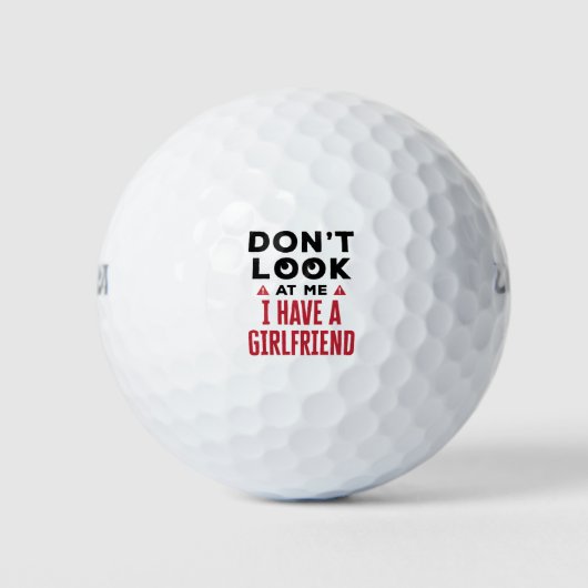 Kijk niet naar me. Ik heb een Vriendin grappige BF Golfballen (Voorkant)