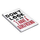 Kijk niet naar me. Ik heb een Vriendin grappige BF Notitieboek (Rechterzijde)