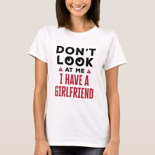 Kijk niet naar me. Ik heb een Vriendin grappige BF T-shirt (Voorkant)