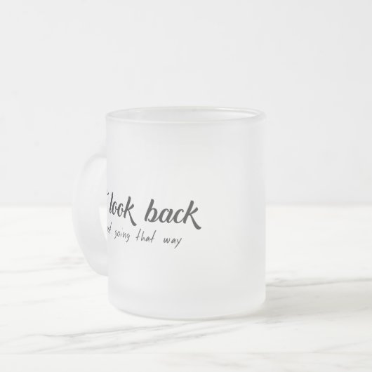 Kijk niet terug dat je niet zo gaat. matglas koffiemok (Voorkant links)