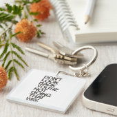 Kijk niet terug dat je niet zo gaat. sleutelhanger (Voorkant Rechts)