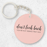 Kijk niet terug | Modern Uplifting Peachy Pink Sleutelhanger<br><div class="desc">Eenvoudig, stijlvol "kijk niet terug u gaat niet die manier"douaneontwerp met moderne manuscripttypografie op een stompe roze achtergrond in een minimalistische ontwerpstijl die door positiviteit wordt geïnspireerd en vooruit kijkt. De tekst kan gemakkelijk worden aangepast om uw eigen naam of een aangepaste slogan toe te voegen voor het perfecte opheffen...</div>