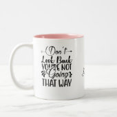 Kijk niet terug | Moderne, positieve prijsopgave Tweekleurige Koffiemok (Links)