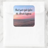KIJK NIET VOOR DE MIRACLES GEBEUREN. VIERKANTE STICKER (Tas)