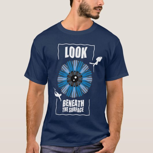 Kijk onder de oppervlakte - Duiken Quote T-shirt (Voorkant)