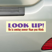 KIJK OP! Hij komt eerder dan jij denkt Bumpersticker (Op auto)