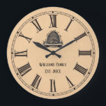 Kijk Roman Numeral Beehive | Familienaam Grote Klok<br><div class="desc">Moderne  look-klokvormgeving met een schuine bijenkast en romacijfers. Pas uw familienaam aan en stel de datum vast. Zou een prachtige toevoeging maken aan een huisje of een boerderijdecor. Ideaal voor imkers of voor die liefhebbende bijen.</div>