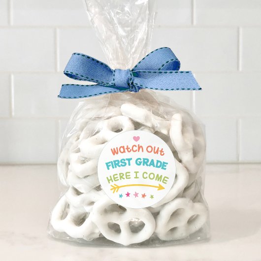 Kijk uit de eerste klas hier. ronde sticker