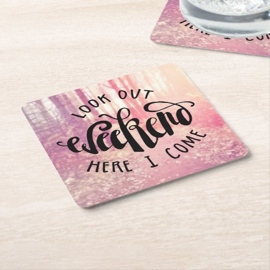 Kijk uit het weekend hier ik kom 2 kartonnen onderzetters (Schuin)