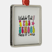 Kijk uit voor de kleuter hier. metalen ornament (Rechts)