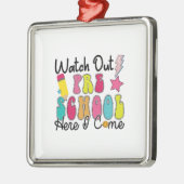 Kijk uit voor de kleuter hier. metalen ornament (Links)