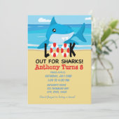 Kijk uit voor haaien...stranduitnodiging kaart (Staand voorkant)